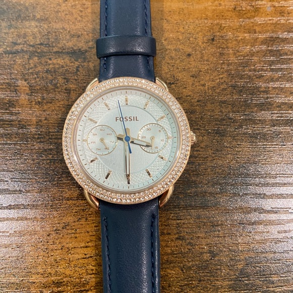 Women's Fossil Watch - Picture 2 of 3